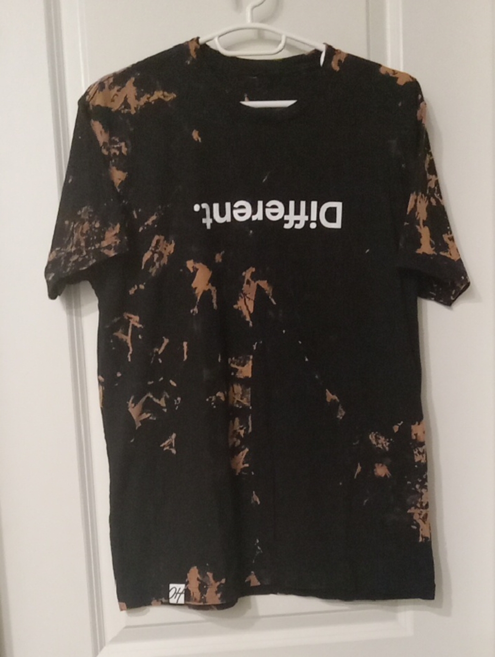 Short-Sleeve Graphic Tee in Black with Brown Bleach
